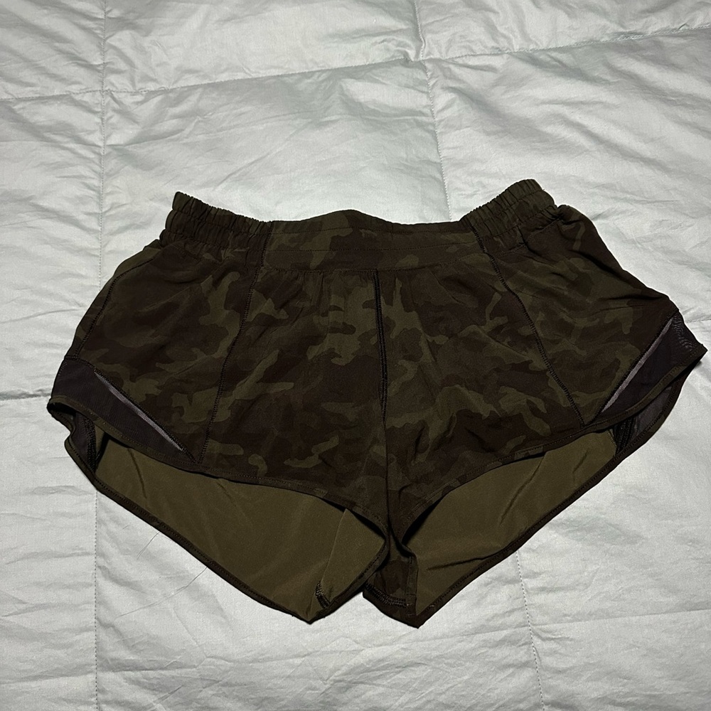 lululemon hotty hot 2.5 shorts